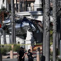 Helicóptero pierde el control y se estrella en Huntington Beach, California (Videos)