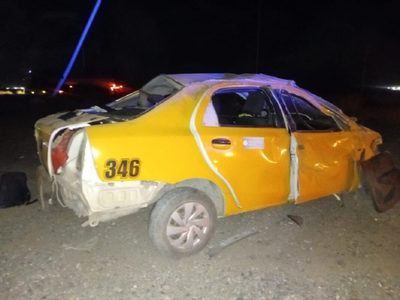 Impactante vuelco de un taxista neuquino en viaje al Mari Menuco