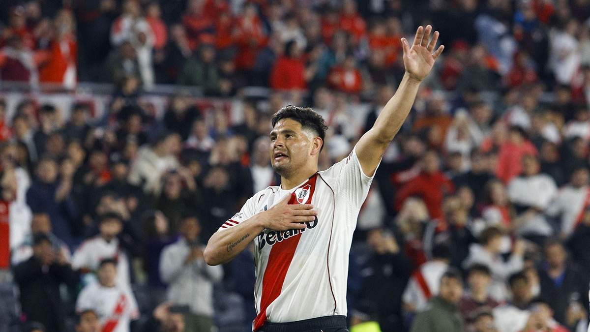 Maxi Salas ya se tocó el escudo de River. Deberá enfrentar a Racing.