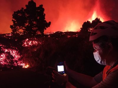Lava del volcán Cumbre Vieja continúa su camino; provoca destrucción y evacuación en Canarias