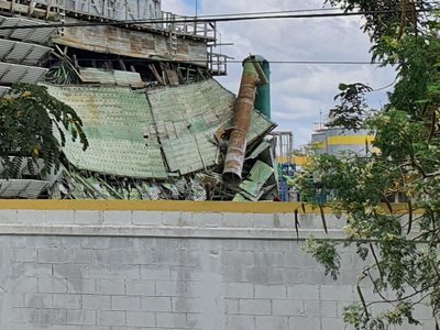 Colapsa torre de enfriamiento de la CFE en Mérida (Video)