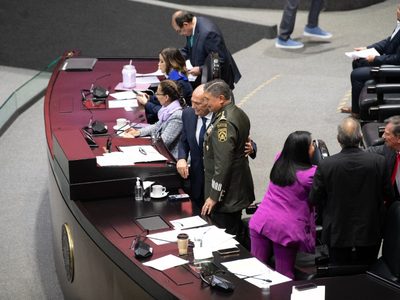 Papá de Checo Pérez arremete contra la “derecha corrupta” y desata escándalo en sesión solemne