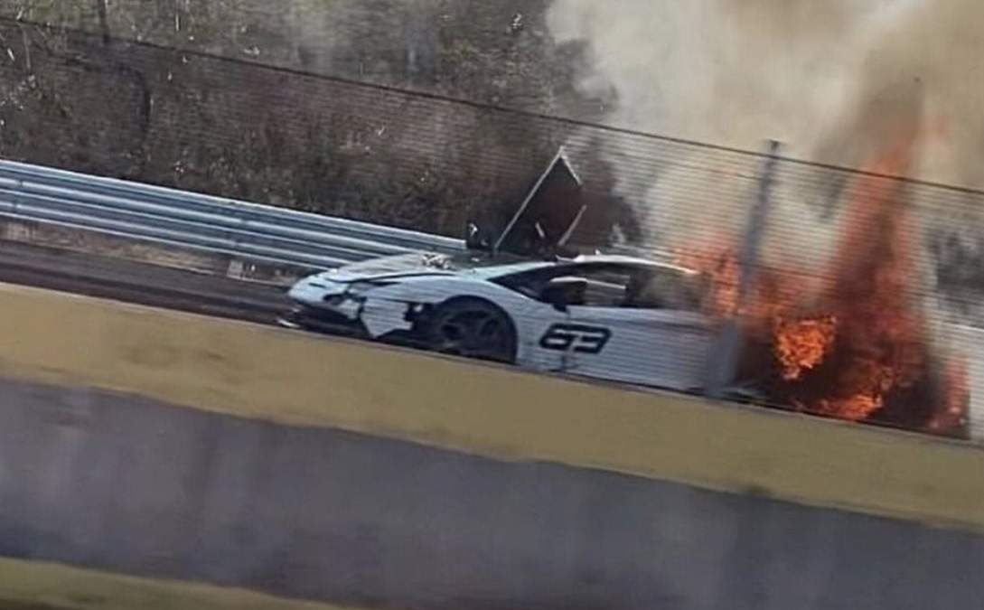 Lamborghini Aventador SVJ Roadster incendiado