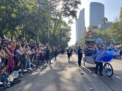 Mujer aprovecha desfile de muertos para robar 19 celulares en la CDMX