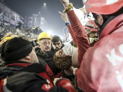 Turquía: rescatan a un matrimonio vivo de entre los escombros a ocho días del sismo (Video)