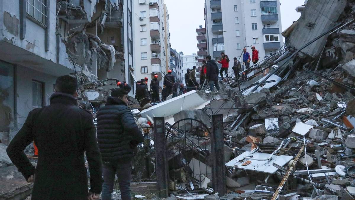 Rescate de atrapados dentro de los edificios derrumbados en Adana, Turquía