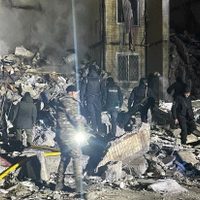 Encuentran a mujer abrazando a bebé en escombros de edificio tras ataque ruso con dron