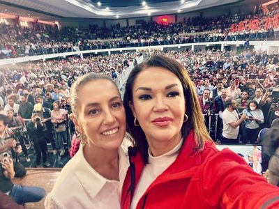Exabogada de Elba Esther Gordillo se suma a Morena y posa con Sheinbaum