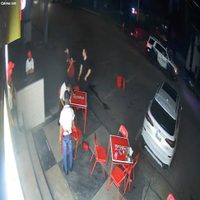 Exhiben golpiza a empleado de la taquería Orinoco en NL; una patrulla vio la escena y se fue (Video)