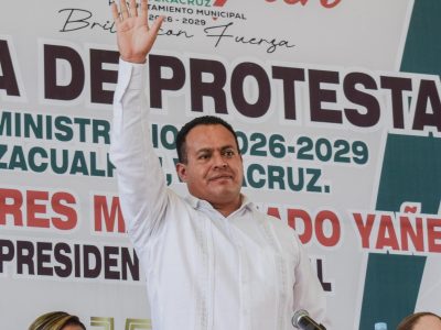 Balean vehículo del alcalde de Zacualpan y su esposa; el chofer resultó herido