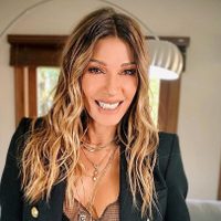 A sus 59 años, Catherine Fulop marca tendencia con esta bikini del color que no pasa de moda