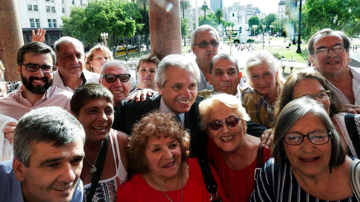 Alberto Fernández con jubilados. Fuente: (Twitter)