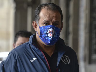 Revelan que Cruz Azul cesó de su cargo a Juan Reynoso