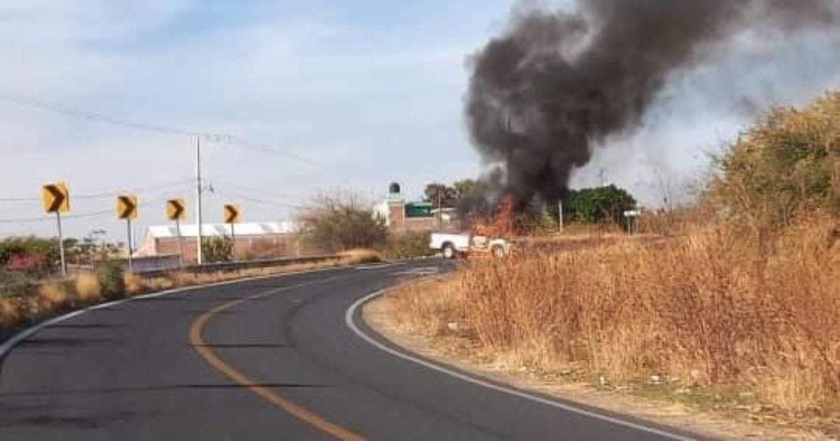 Uno de los vehículos incendiados en la región Laja-Bajío, sobre la carretera a Cortazar