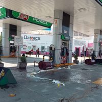 Normalistas de Oaxaca vandalizan inmuebles y agreden a fotógrafo de Quadratín