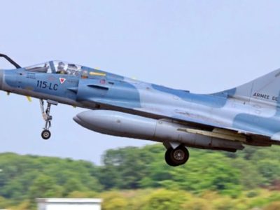 La Fuerza Aérea Argentina viajó hasta China para coordinar una compra de aviones de combate