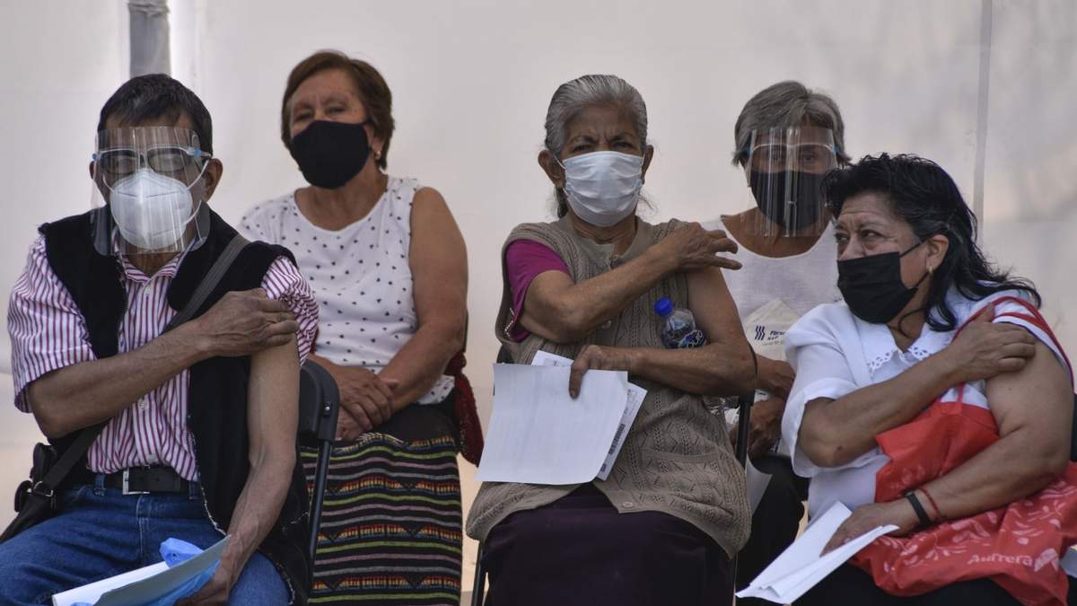 Adultos mayores de 60 años vacunados en Tláhuac