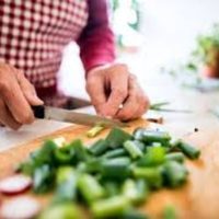 Comer bien en la vejez es clave para mantener la fuerza e independencia, según nutricionista