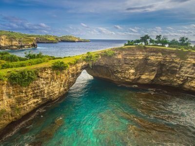 En Indonesia, la isla de Nusa Penida es el paraíso de los surfistas