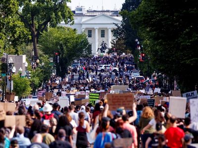 Miles de manifestantes desafían el toque de queda y continúan las protestas en Estados Unidos