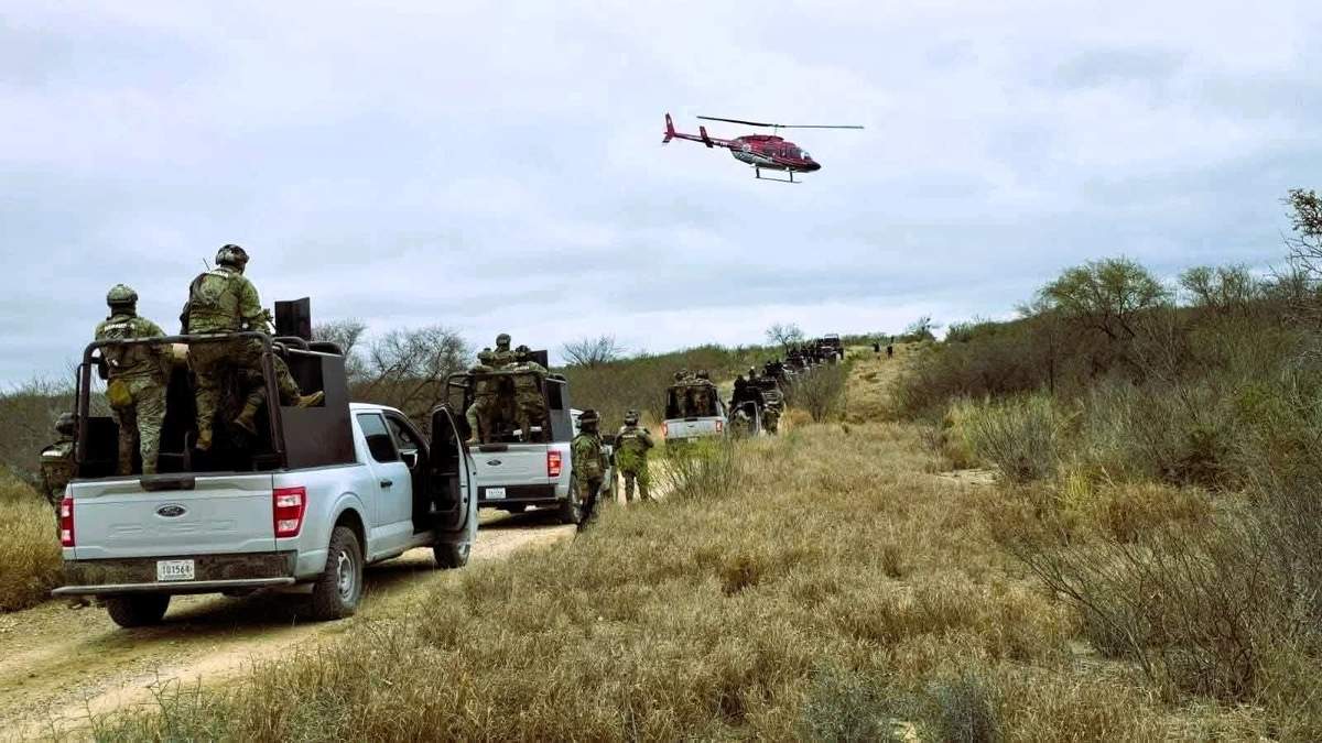 Elementos de las fuerzas armadas llegan a la zona en la que civiles armados atacaron a dos militares en El Callejón, Hidalgo, Coahuila