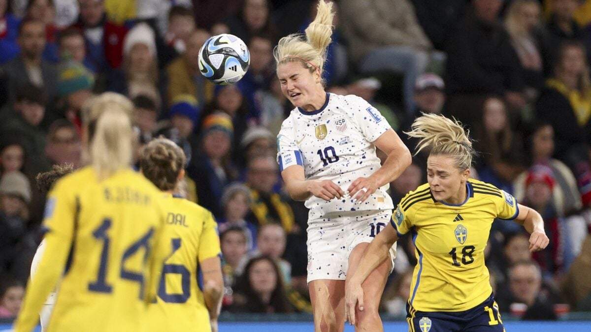 La estadounidense Lindsey Horan golpea de cabeza en el partido de octavos de final entre Estados Unidos y Suecia en octavos de final del Mundial femenino de fútbol en Melbourne, Australia