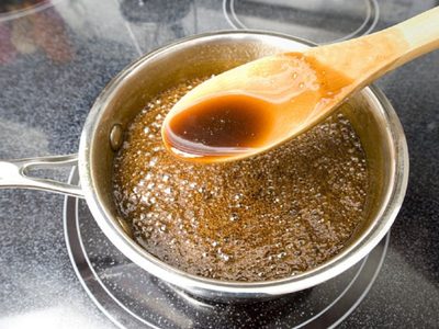 Si te quedó caramelo pegado en la olla, no sufras, mirá cómo quitarlo en minutos con este truco de las abuelas