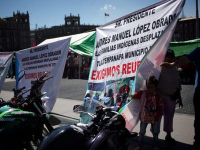 Desplazados de Guerrero acampan en el Zócalo; esperan audiencia con AMLO