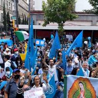 Integrantes del FNF protestan frente a la Corte contra la despenalización el aborto
