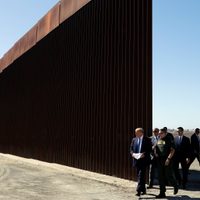 Trump visita tramo del muro en San Diego; AMLO 'ha sido excelente”, dice