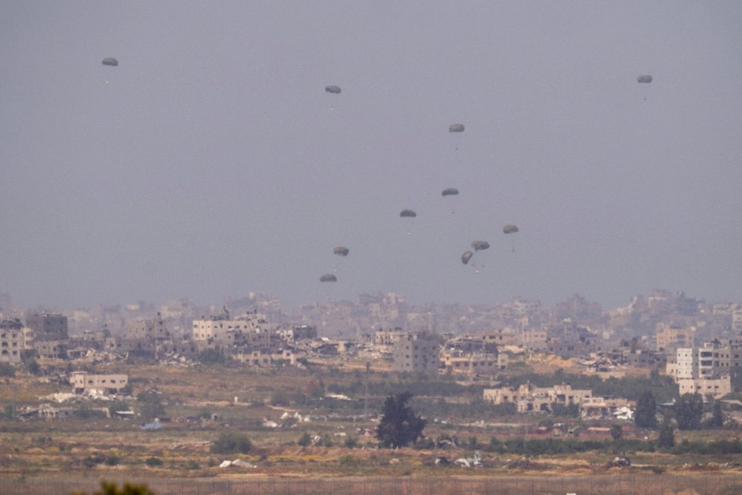 paracaidas sumunistrs gaza Foto Ohad Zwigenberg  AP