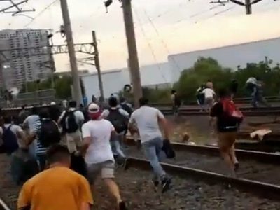 Pasajeros desalojaron a manifestantes que cortaban las vías del Tren Roca