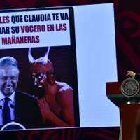 AMLO se burla con un meme de sus adversarios que dicen será "vocero" de Sheinbaum