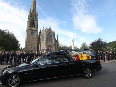 El féretro de Isabel II llega al Palacio de Holyrood de Edimburgo