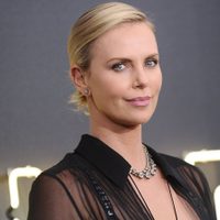 ¡Qué descuido! Charlize Theron olvidó ir a la peluquería y llamó la atención con insólito accesorio
