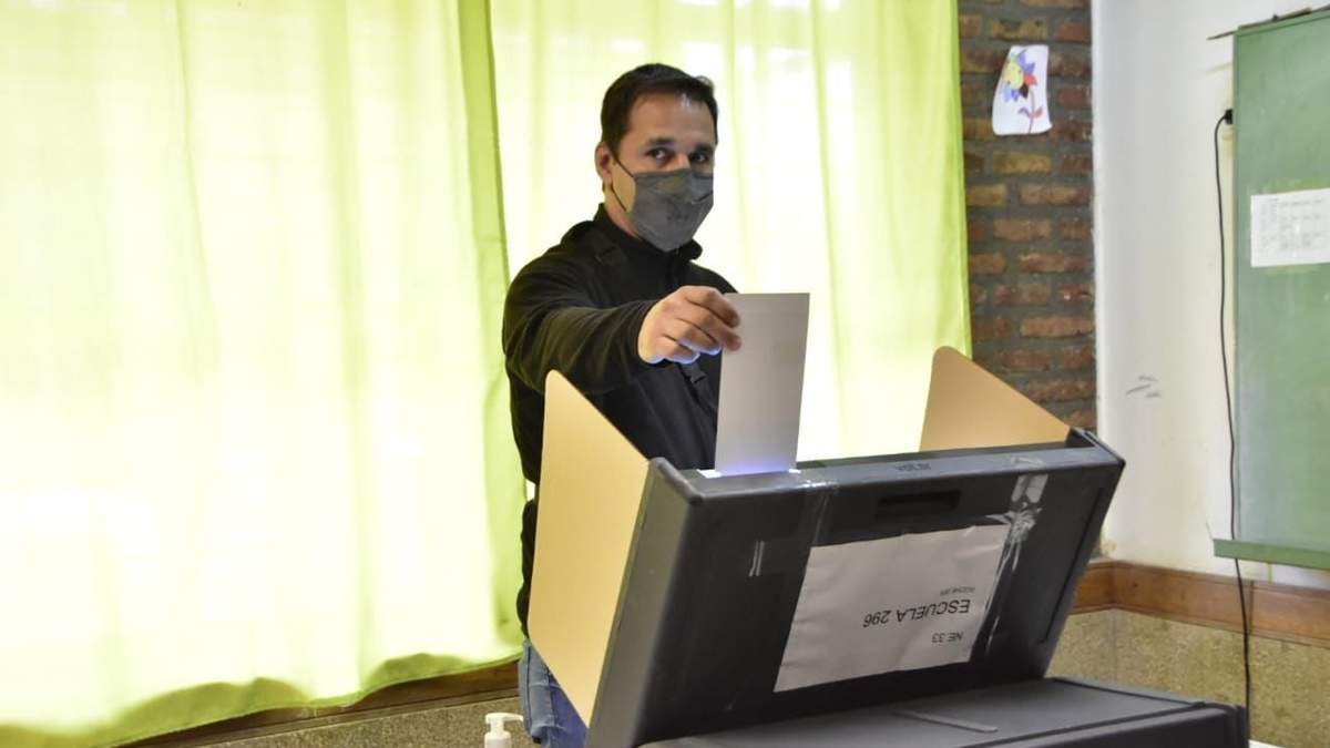 Votó Claudio Domínguez, en Neuquén Capital. Fuente: (Twitter)