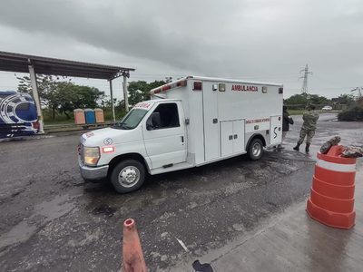 En control migratorio detienen a 36 personas en una ambulancia pirata en Tabasco