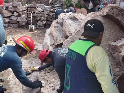 Toneladas de rocas caen sobre casa del Edomex