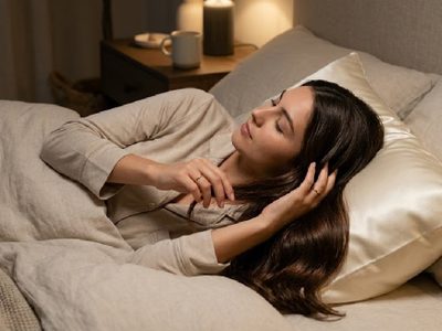 Cabello perfecto mientras dormís: la rutina nocturna que recomiendan expertos para un pelo sano y brillante