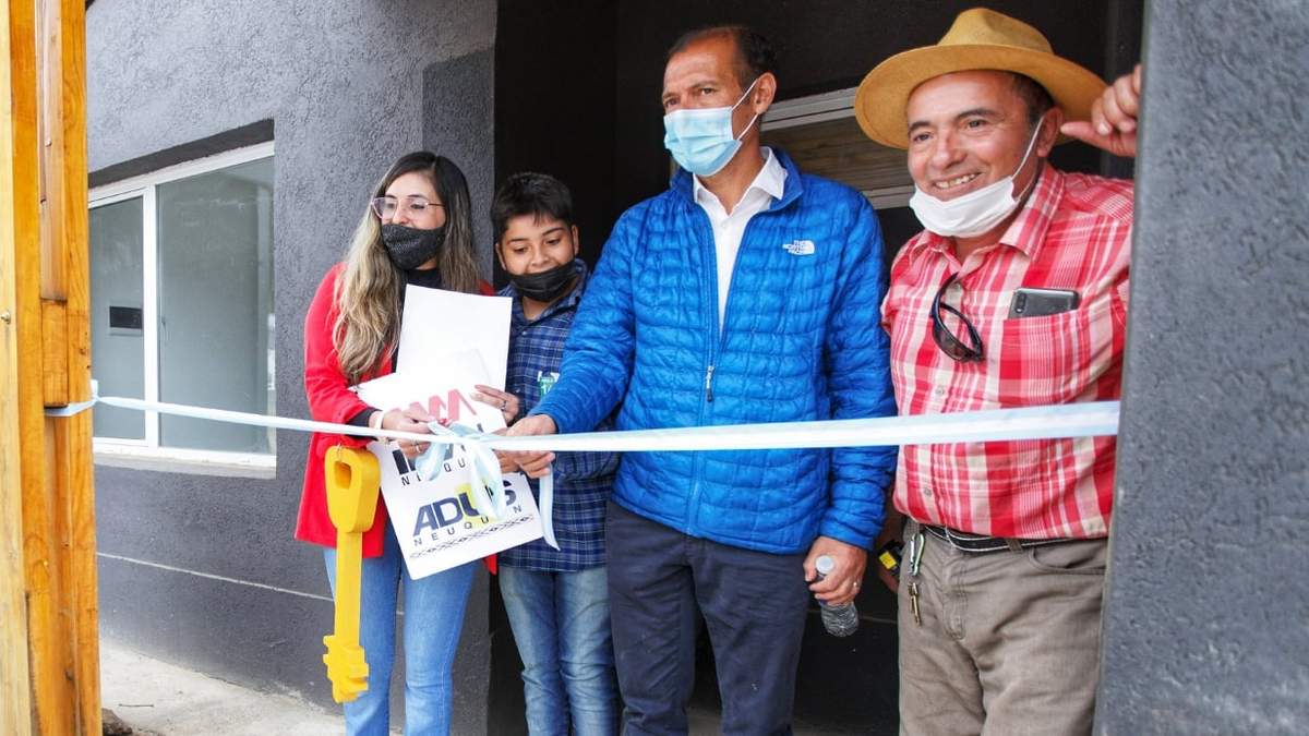 Omar Gutiérrez durante la entrega de viviendas en Villa La Angostura. Fuente: (Gobierno de Neuquén)