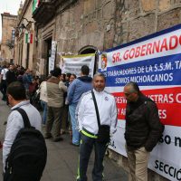 Empleados de Salud en Michoacán paran labores para exigir pagos