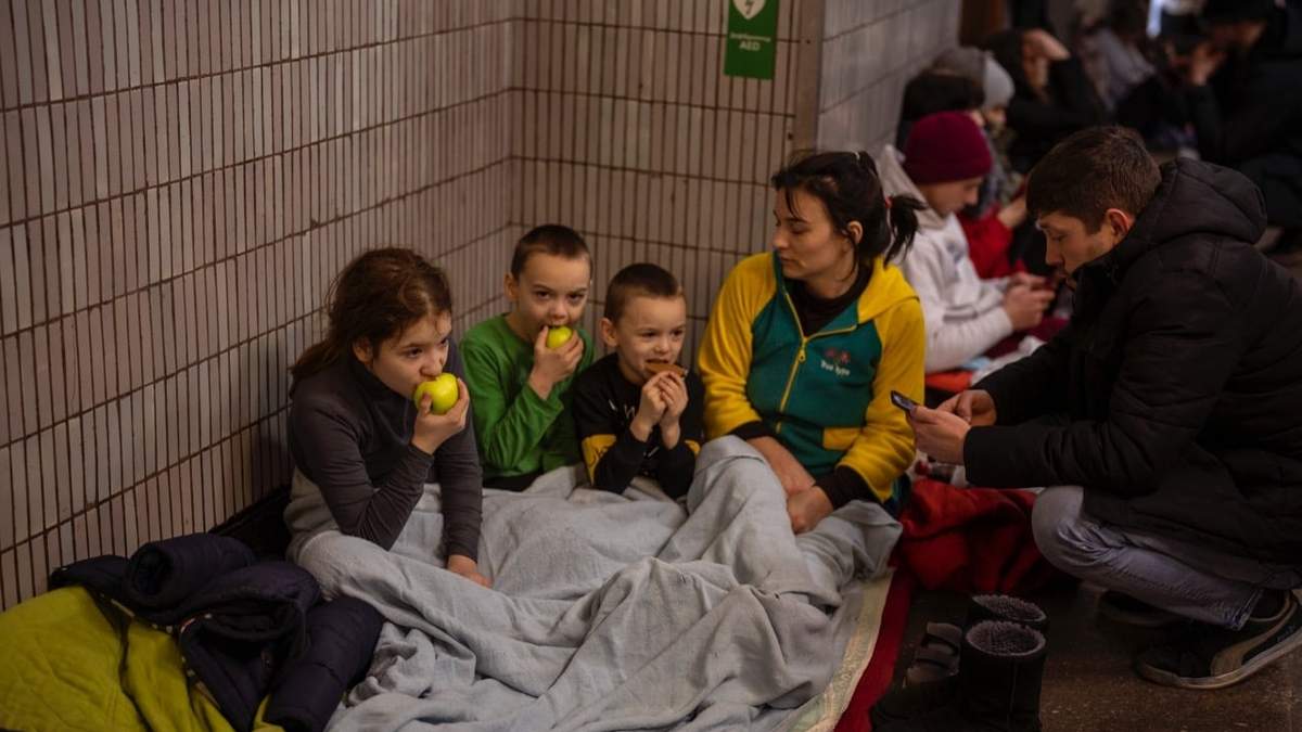 Una familia usa el metro de Kiev como refugio