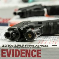 Informe expone cómo armas compradas en el sur de EU terminan en escenas de crimen del norte