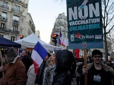 Francia prohíbe las reuniones en Nochevieja y agiliza la tercera dosis
