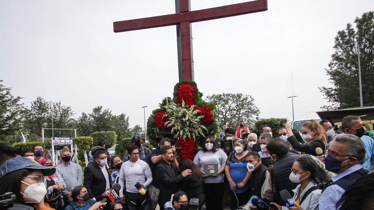 Familiares de víctimas y pasajeros que resultaron lesionados en el desplome de la Línea 12 del Metro