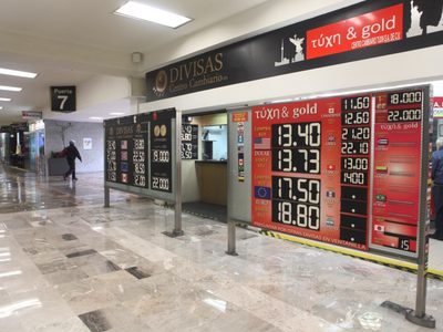 Caen presuntas “halconas” que señalaban a personas que cambiaban dólares en el AICM