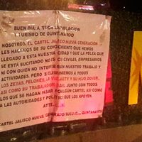 Repunta violencia en Cancún: hallan "enmaletado", queman taxi y cuelgan narcomanta (Video)