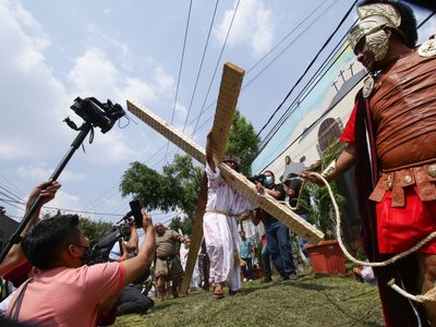 Asisten 1.5 millones de personas al Viacrucis en Iztapalapa; hubo “saldo blanco”