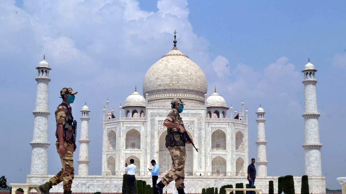 Efectivos de seguridad vigilan las inmediaciones del emblemático Taj Mahal, en India. Fuente: (Twitter)