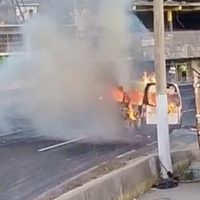 Sicarios incendian una urvan con todo y pasajeros a bordo en Acapulco; murió el chofer (Video)